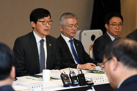 이호승 기획재정부 차관이 11일 서울 종로구 세종로 정부서울청사에서 열린 제1차 물가관계차관회의 겸 제1차 혁신성장전략점검회의를 주재, 모두 발언을 하고 있다. 기재부 제공